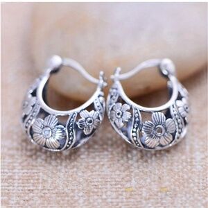 Small Vintage Exquisite Silver Flower Pattern Circle Earrings